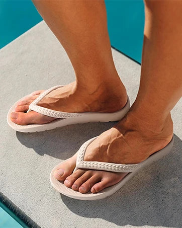 The Cloud-Walk Thong: All-Day Ergonomic Support for Sun-Drenched Days