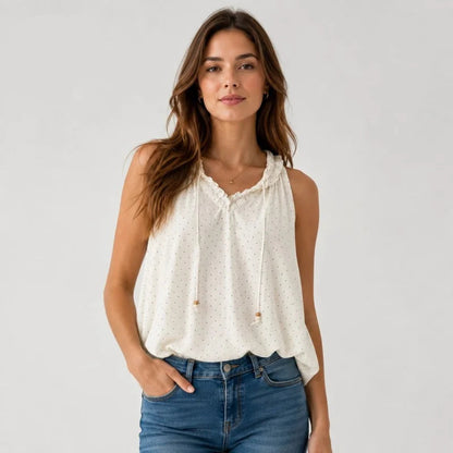 Woman wearing a white sleeveless top and blue jeans on a plain background with 'SEM/R' branding.