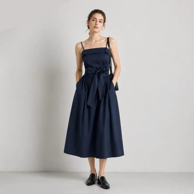 Woman wearing a navy blue dress with a belt on a light gray background, featuring the SEMIR brand.